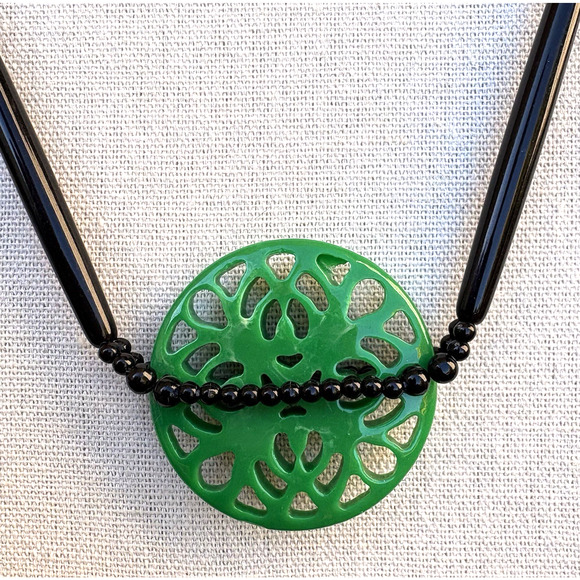 Vintage Joan Rivers Acrylic Lucite Cutout Green & Black Necklace Unique Rare 36" - Picture 2 of 8
